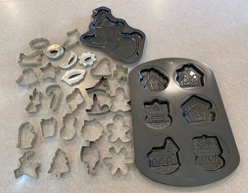 26 Vintage Metal Christmas Cookie Cutters + 2 Wilton Cookie Pans Olaf Houses