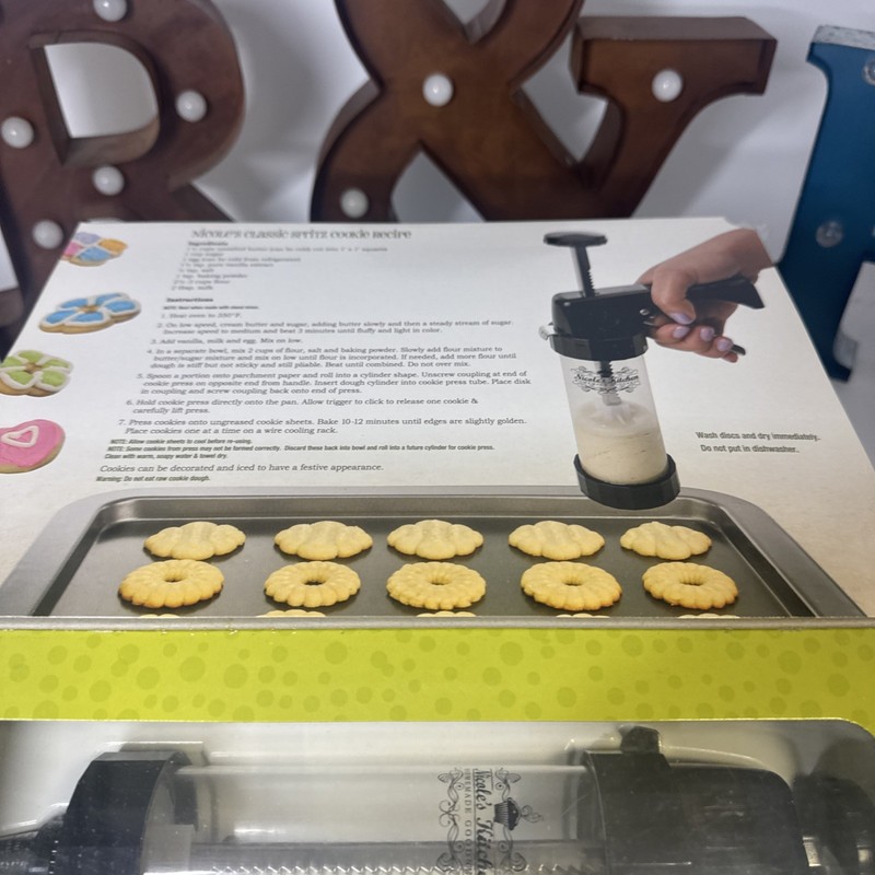 Nicole's Kitchen Cookie Press & Dessert Decorator NEW NIB W/ Accessories gallery