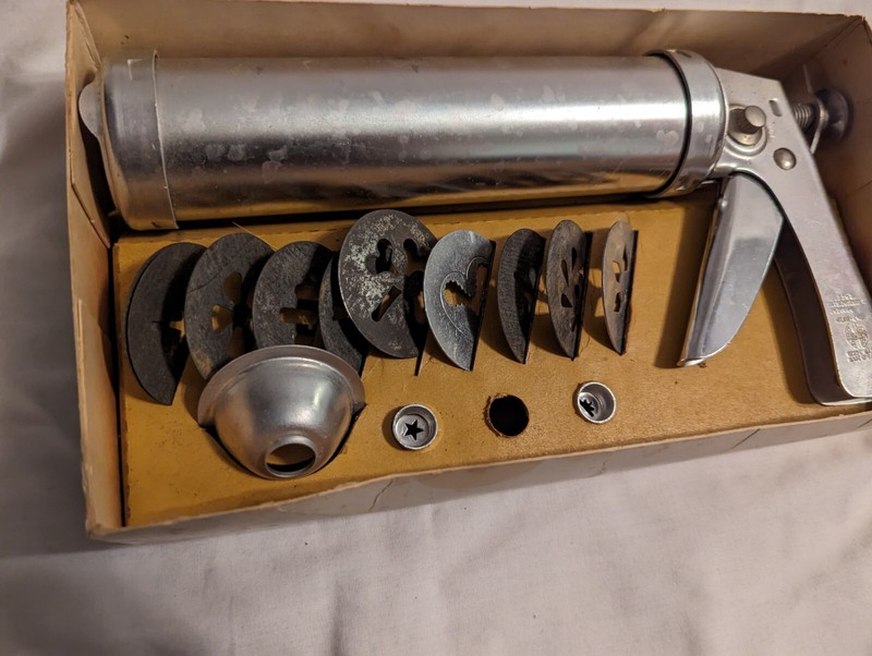 Vintage Wearever Cookie gun and pastry Decorator 10 Cookie And 2 Decorator Tips gallery