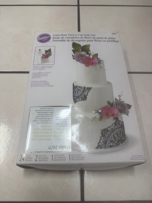 Wilton Gum Paste Flower Cut-Outs Set Cutter 28 Piece Set OPEN BOX NEW