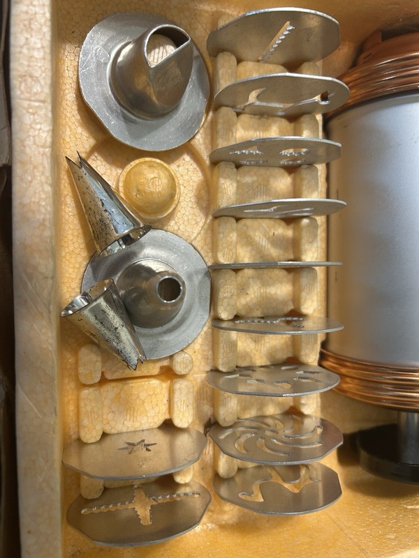 Vintage Mirro Cookie Pastry Press M-0358-22 W/11 Plates,2 Tips, Box VGC Made USA gallery