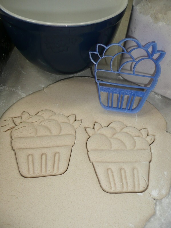 BLUEBERRY PICKING GARDEN SET OF 2 COOKIE CUTTERS MADE IN USA PR1931 gallery