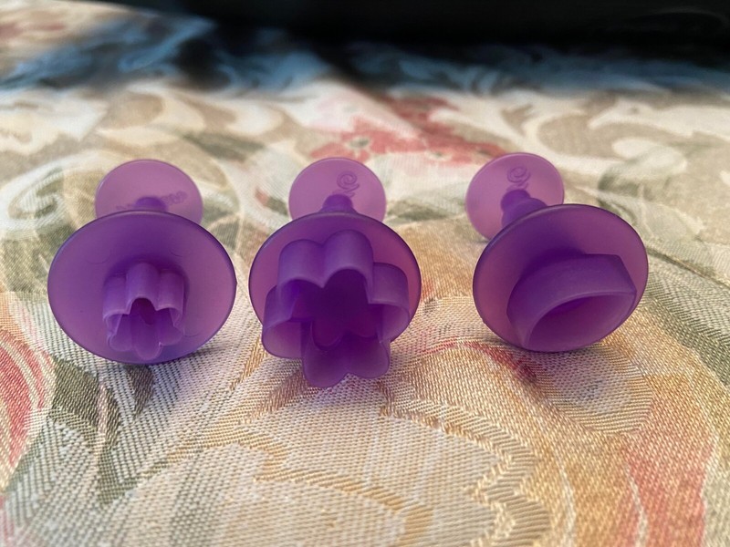 10 piece Wilton fondant punch cutters flower, star, bow, bird, leaf gallery