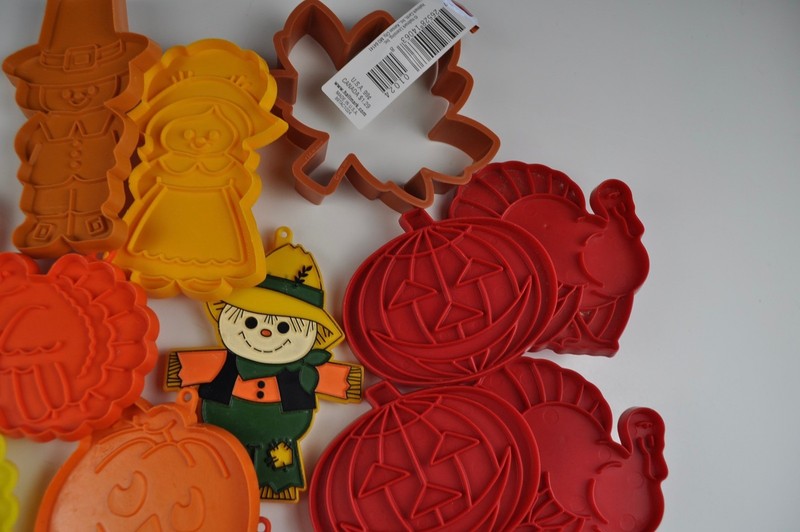 Vintage Halloween Fall Cookie Cutter Lot Fall Holiday Assortment 19 Pieces gallery