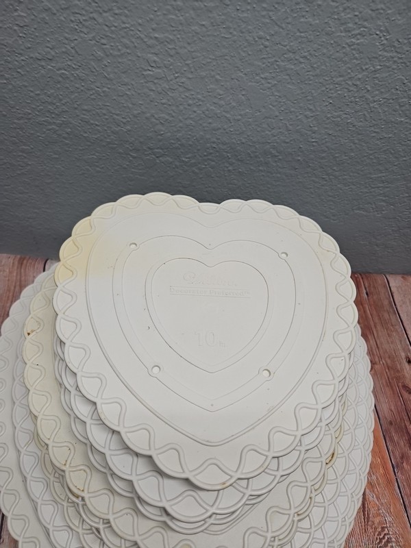 Set of 10 Vintage Wilton Heart Tier Platforms in White Plastic gallery
