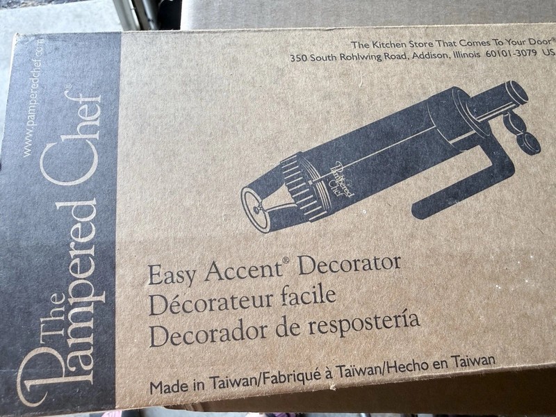 The Pampered Chef Easy Accent Decorator 1778 Open Box