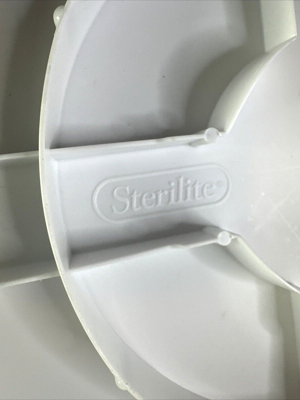 Sterilite Covered Cake Carrier Food Storage With Locking Lid ~ 13-1/2" Diameter gallery