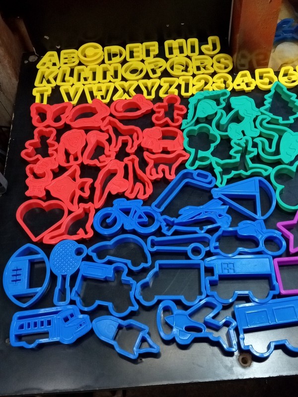 Living Quarters 100 PIECE PLASTIC COOKIE CUTTER SET Used Original Box gallery