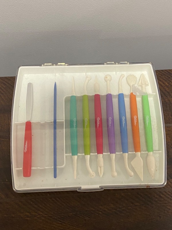 Wilton Fondant Decorating Kit W/ Ruler and Triangle Decorating Combs gallery