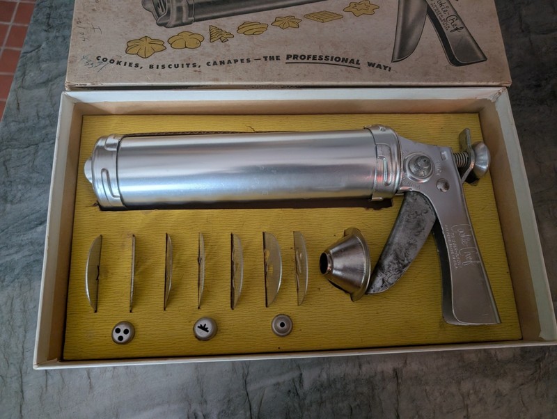 VINTAGE COOKIE-CHEF HEAVY ALUMINUM COOKIE PRESS SET WITH 9 DISCS - ORIGINAL BOX gallery