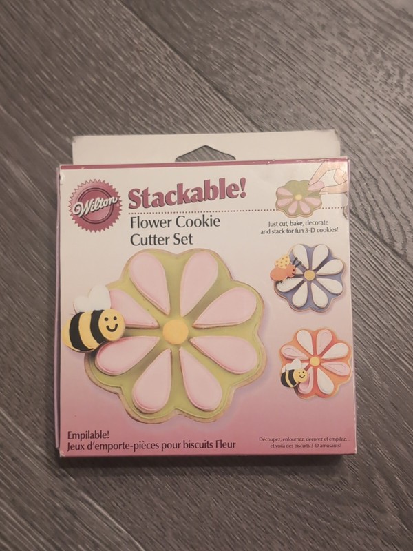 2007 Wilton Stackable-Flower Cookie Cutter Set of 3 New in Box 🎁 gallery