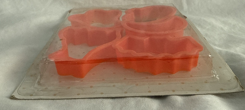 1993 Wilton Halloween -Bite Size-Cookie Cutters Set of 5 New on Card gallery