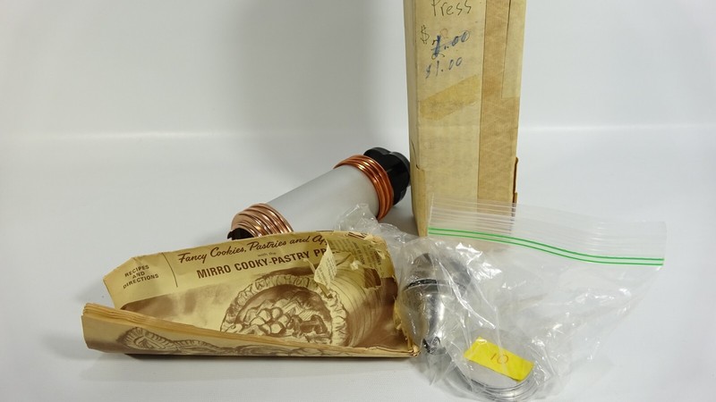 Vintage Mirro Cooky-Pastry Press with 10 Disks and Booklet